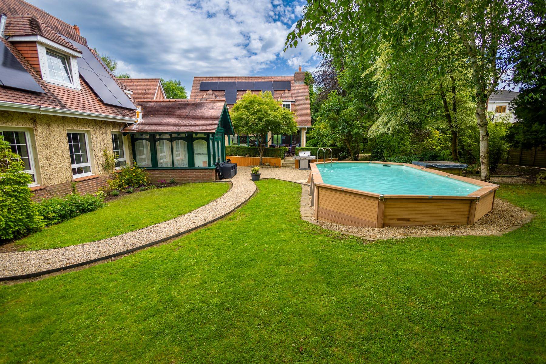 Hot tub and outdoor area at Glebewood House